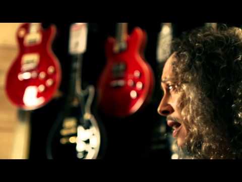 Metallica&#039;s Kirk Hammett At Guitar Center