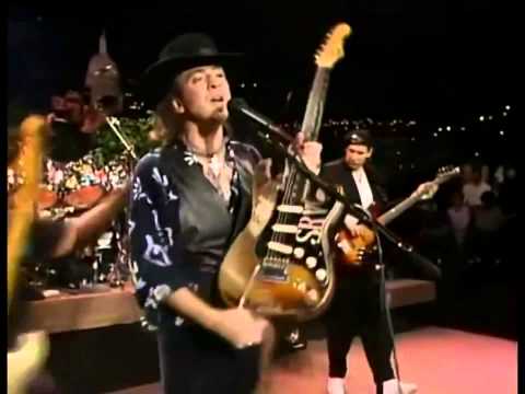 Stevie Ray Vaughan&#039;s Roadie Change the guitar during the show