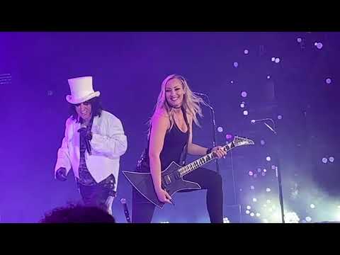 Nita Strauss makes a Surprise Appearance on Stage with Alice Cooper for School&#039;s Out!