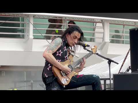 BLABBERMOUTH.NET -- Nuno Bettencourt Performs &quot;Rise&quot; Solo Live For First Time